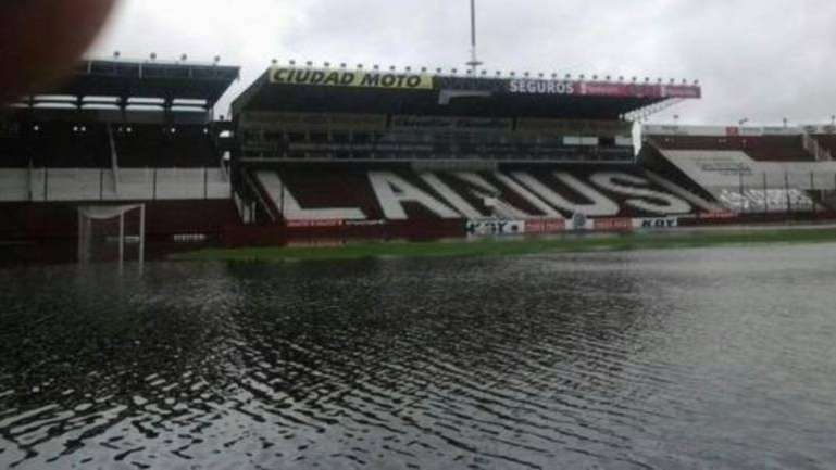 18 09 11 OP Seguimos ignorando las catástrofes climáticas 2 Cancha del Club Atlético Lanús inundada