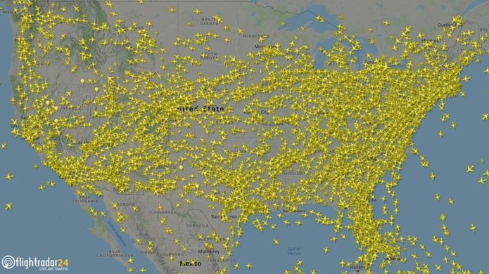 19 03 20 OP Como un enjambre de mosquitos moviéndose de un lado a otro 1 Los fascinantes mapas que muestran los miles de vuelos que cruzan los cielos cada día