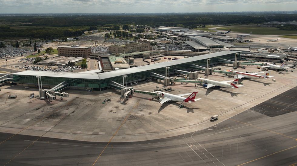 19 03 20 OP Como un enjambre de mosquitos moviéndose de un lado a otro 2 Aeropuerto de Ezeiza