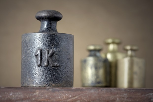 19 03 30 OP Cuánto pesa un kilo 1 Antigua pesa de 1 Kilogramo