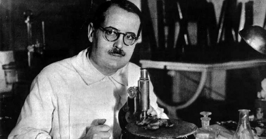19 04 11 OP 10 de Abril Día del Investigador Científico 1 Houssay en su laboratorio