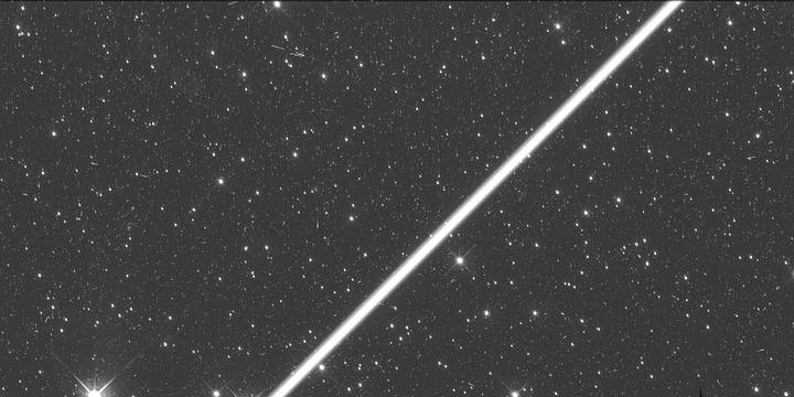 19 05 18 OP Proponen colocar anuncios luminosos en el espacio 3 Así se ve el paso de un satélite en el campo de visión del telescopio espacial Hubble